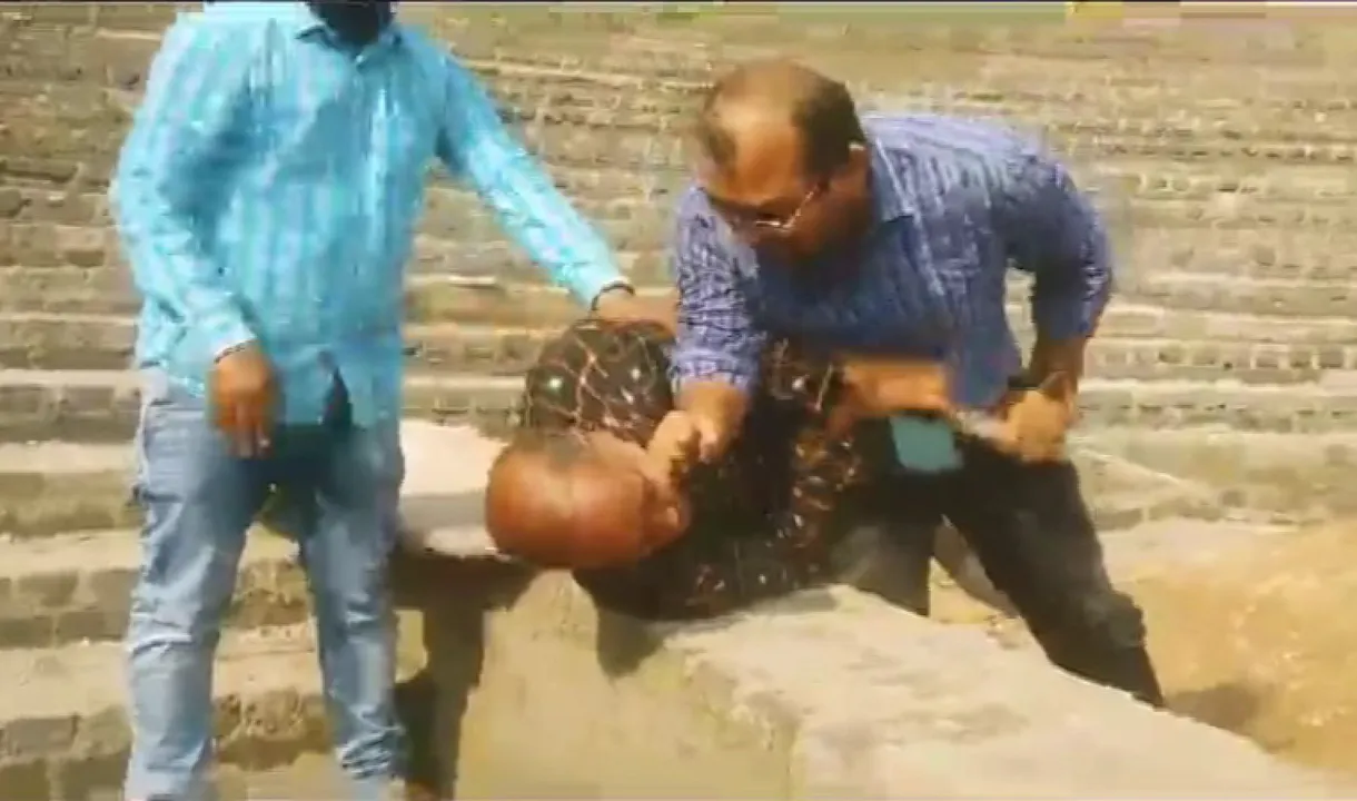  Caught on camera: Official thrashes sarpanch in Odisha for alleging sub-standard work