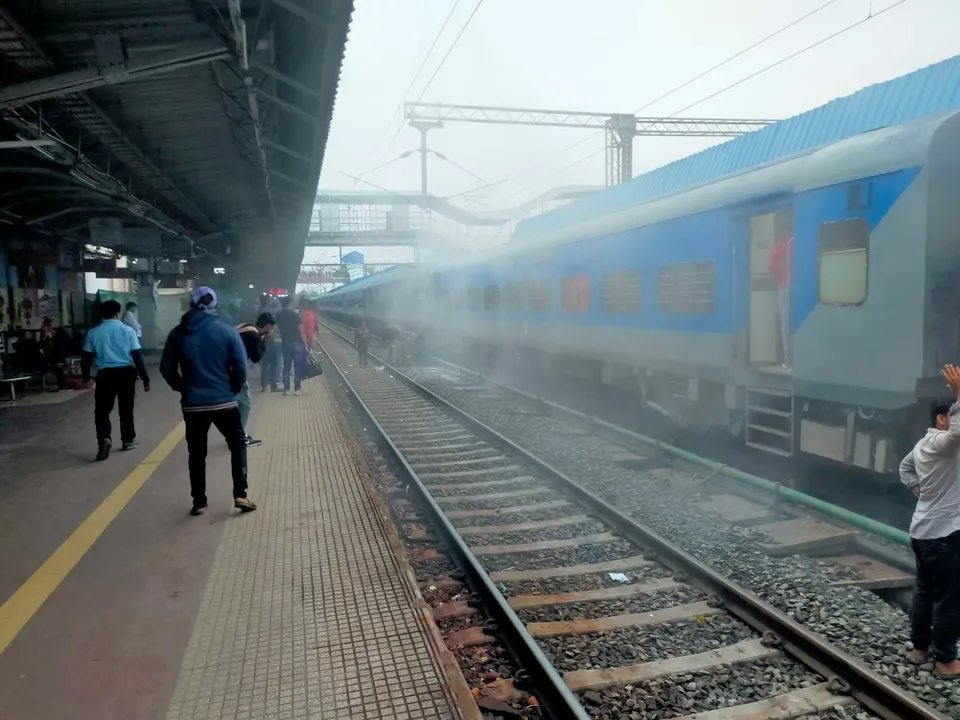  Fire breaks out in Bhubaneswar-Howrah Jan Shatabdi Express at Cuttack