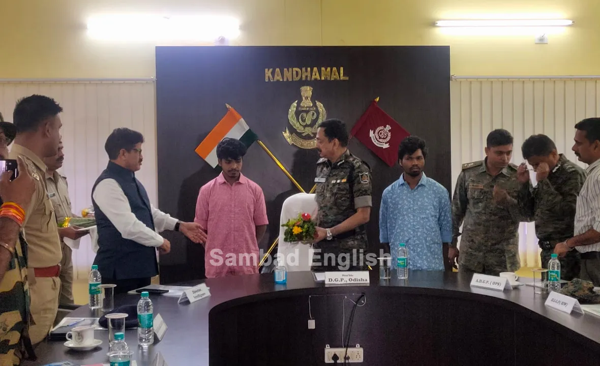  Two hardcore Maoists of KKBN division lay down arms before Odisha DGP in Kandhamal