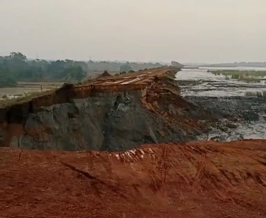  Breach in OPGC ash bund, slurry floods village in Jharsuguda