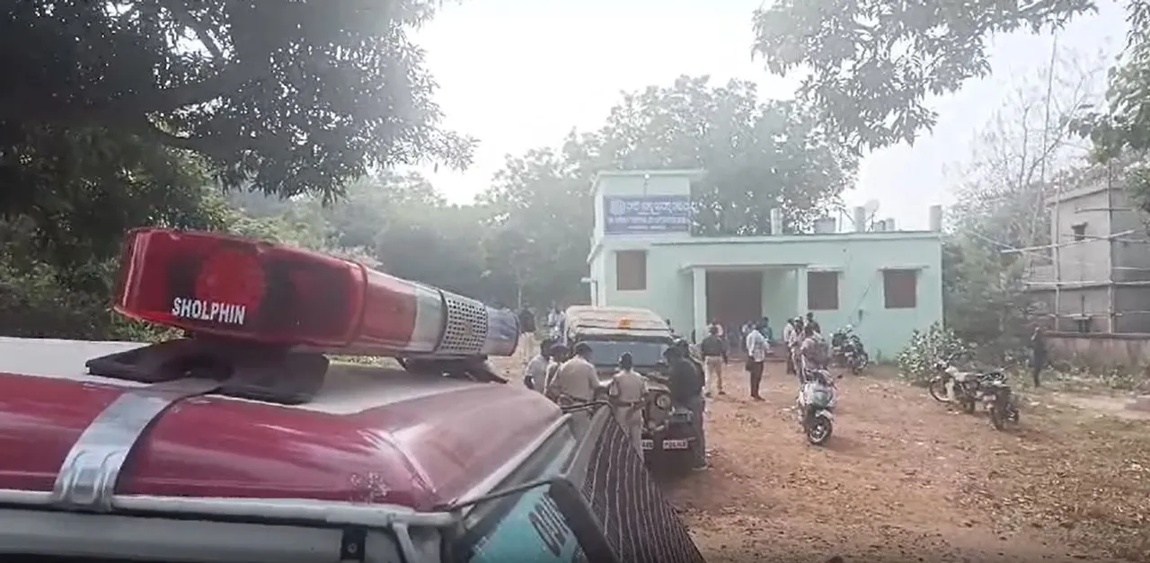  Miscreants loot Rs 14 lakh from bank in Odisha's Cuttack