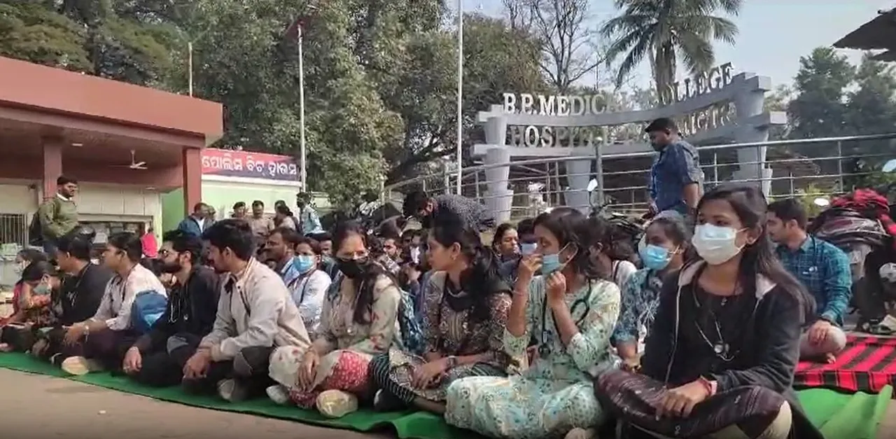  Attack on house surgeon at Balangir MCH: Doctors resort to cease-work protest