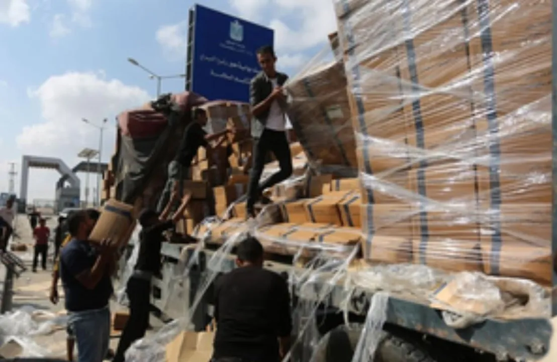  Starving Gazans take away food from aid convoy as crisis looms large