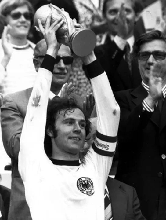  Germany's legendary footballer Beckenbauer dies aged 78