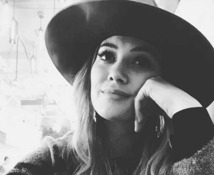  Hilary Duff shows off baby bump in new family update