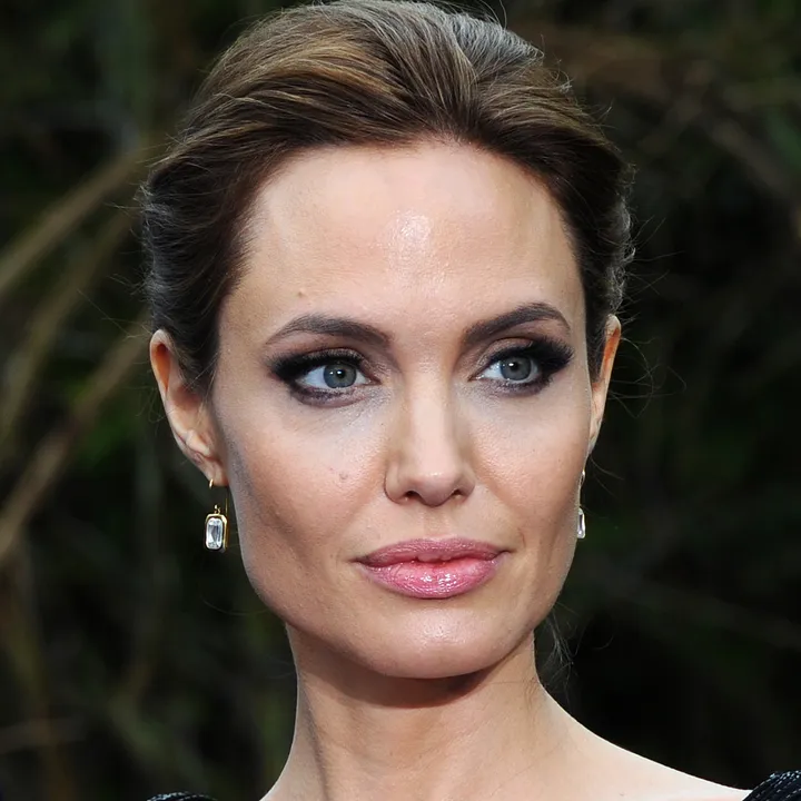  Angelina Jolie's daughter Zahara drops Brad Pitt's surname after family row