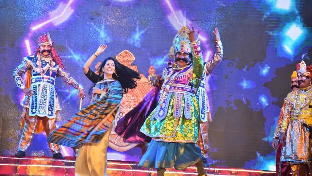  (Watch) Bargarh Dhanu Jatra: Kansa Maharaj shakes a leg with Ollywood actress Anu Choudhury