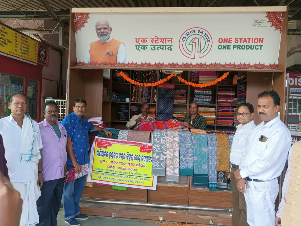  Now, passengers can buy Maniabandha handloom products at Odisha’s Cuttack station