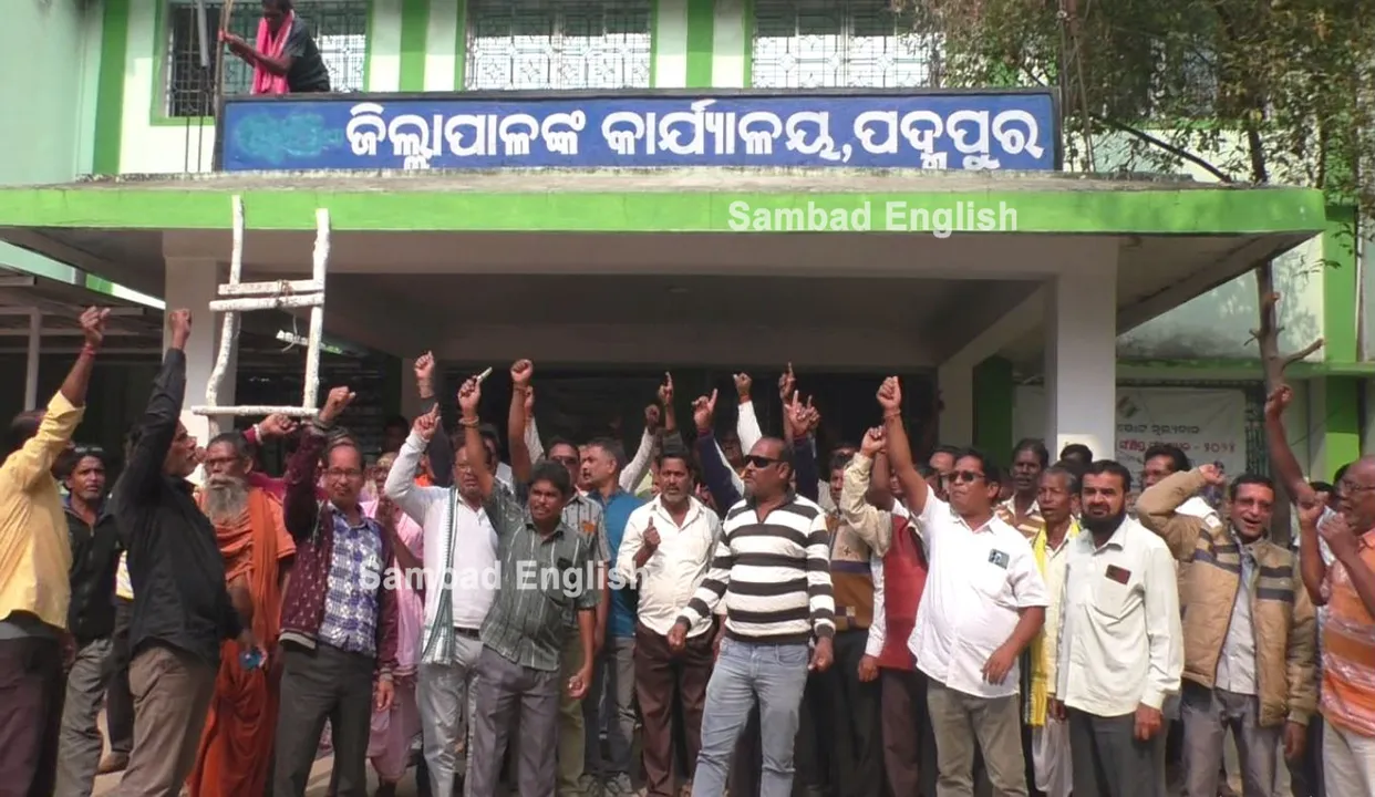 Odisha: Locals rewrite Sub-Collector Office signboard as Collectorate over ‘district’ status