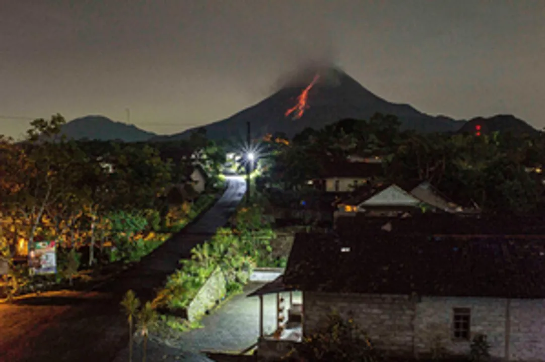  Indonesia's Minangkabau airport closes as Marapi volcano erupts