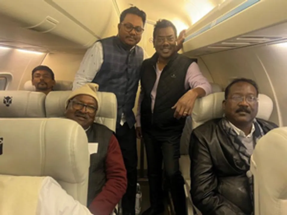  MLAs of JMM-led alliance arrive in Hyderabad