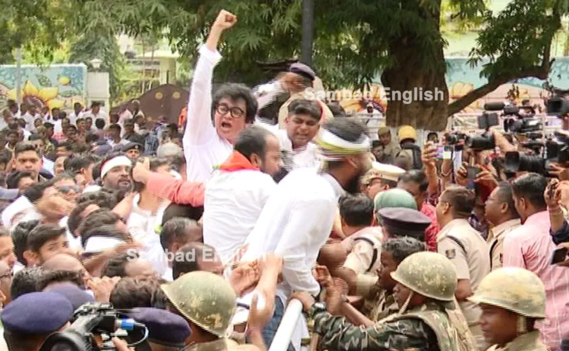  Odisha: Scuffle ensues with police as Congress workers attempt to gherao Lok Seva Bhawan