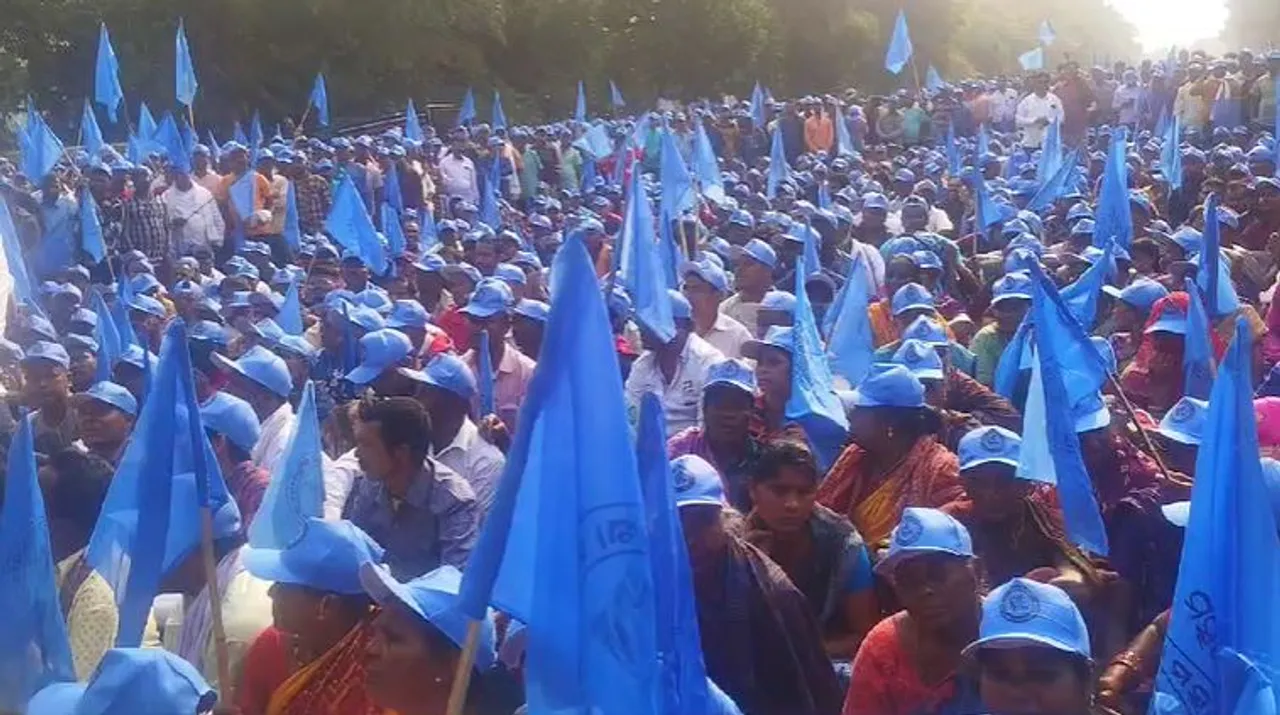  Fishermen stage protest at Lower PMG in Bhubaneswar