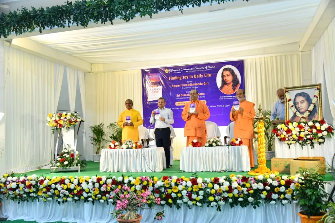  Paramahansa Yogananda’s 'Where There Is Light' released in Odia as 'Aalokara Sandhane'