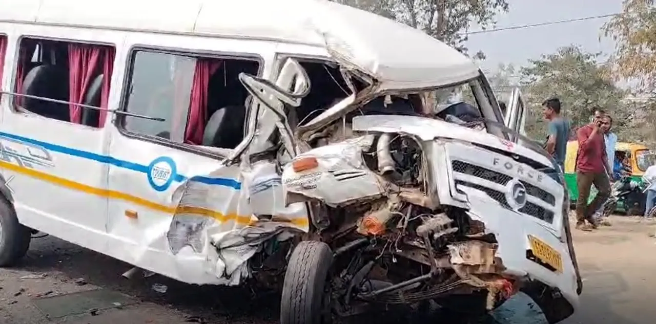  16 passengers hurt after truck hits van on NH in Odisha's Balasore