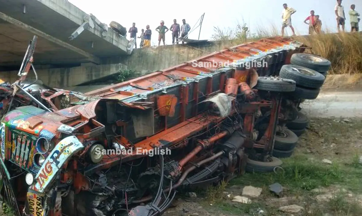  2 dead after speeding truck falls 25 feet off bridge in Odisha’s Mayurbhanj