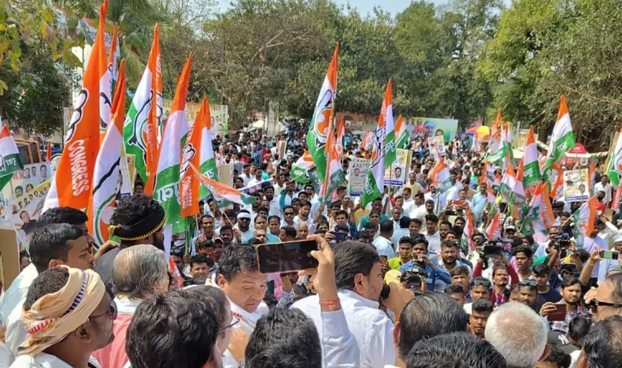  Bhubaneswar: Congress workers hurl eggs, tomatoes at police while marching towards Naveen Niwas