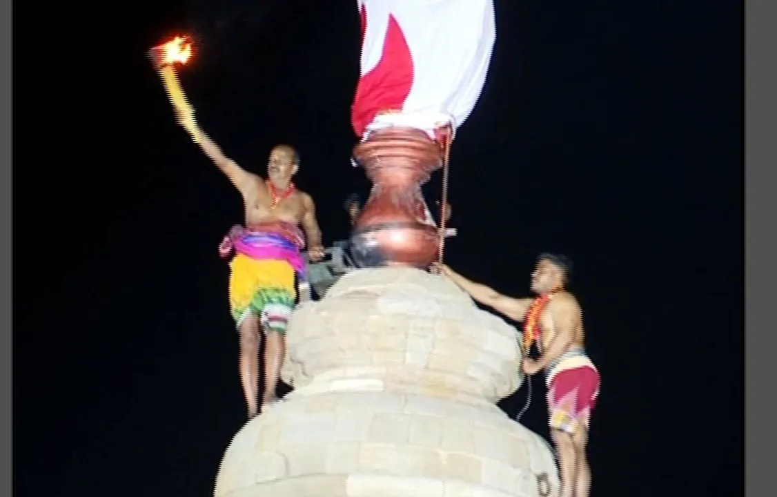  Thousands soak in Shivratri bliss as ‘Mahadeepa’ placed atop Lingaraj temple in Odisha capital
