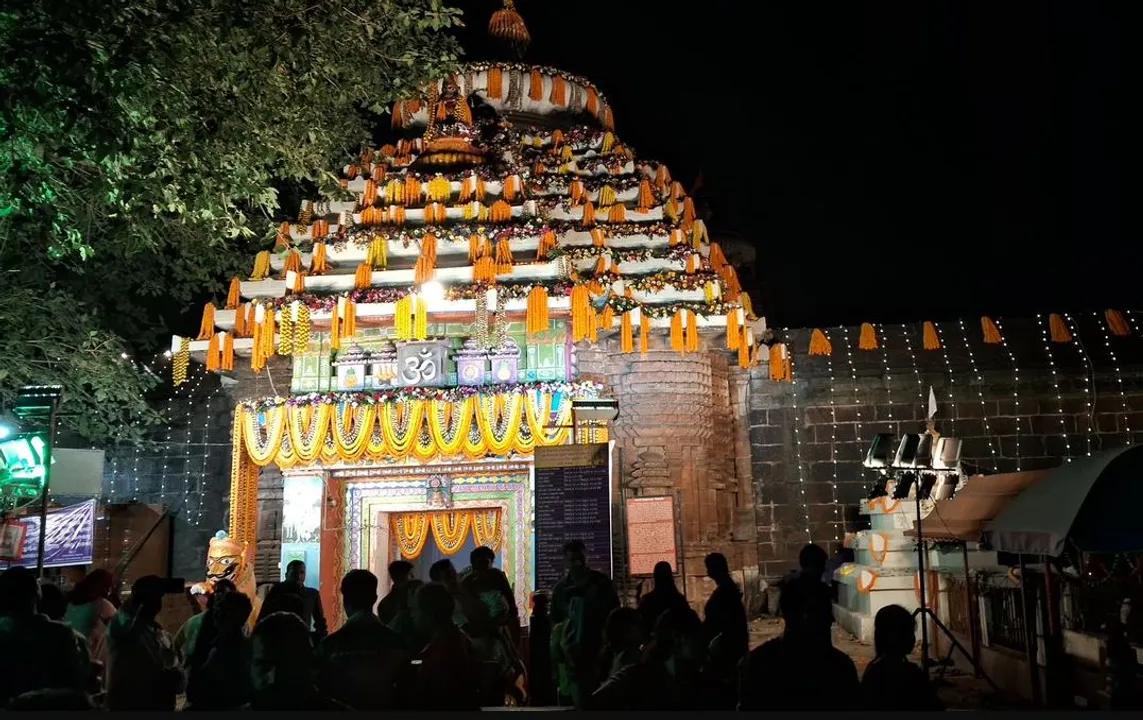  Maha Shivratri: Devotees throng temples in Odisha; Mahadeepa to be placed atop Lingaraj Temple at 10 pm