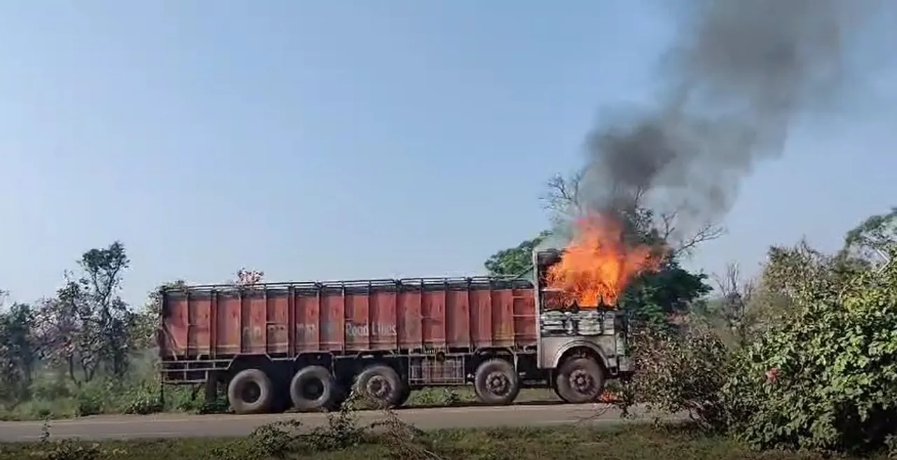  [Watch] Truck gutted in fire on NH in Odisha's Keonjhar
