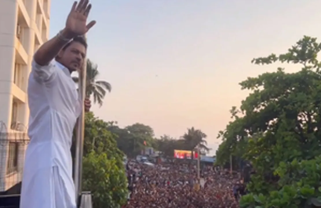  SRK, son AbRam greet sea of fans outside Mannat; 'may Allah bless us all with love’