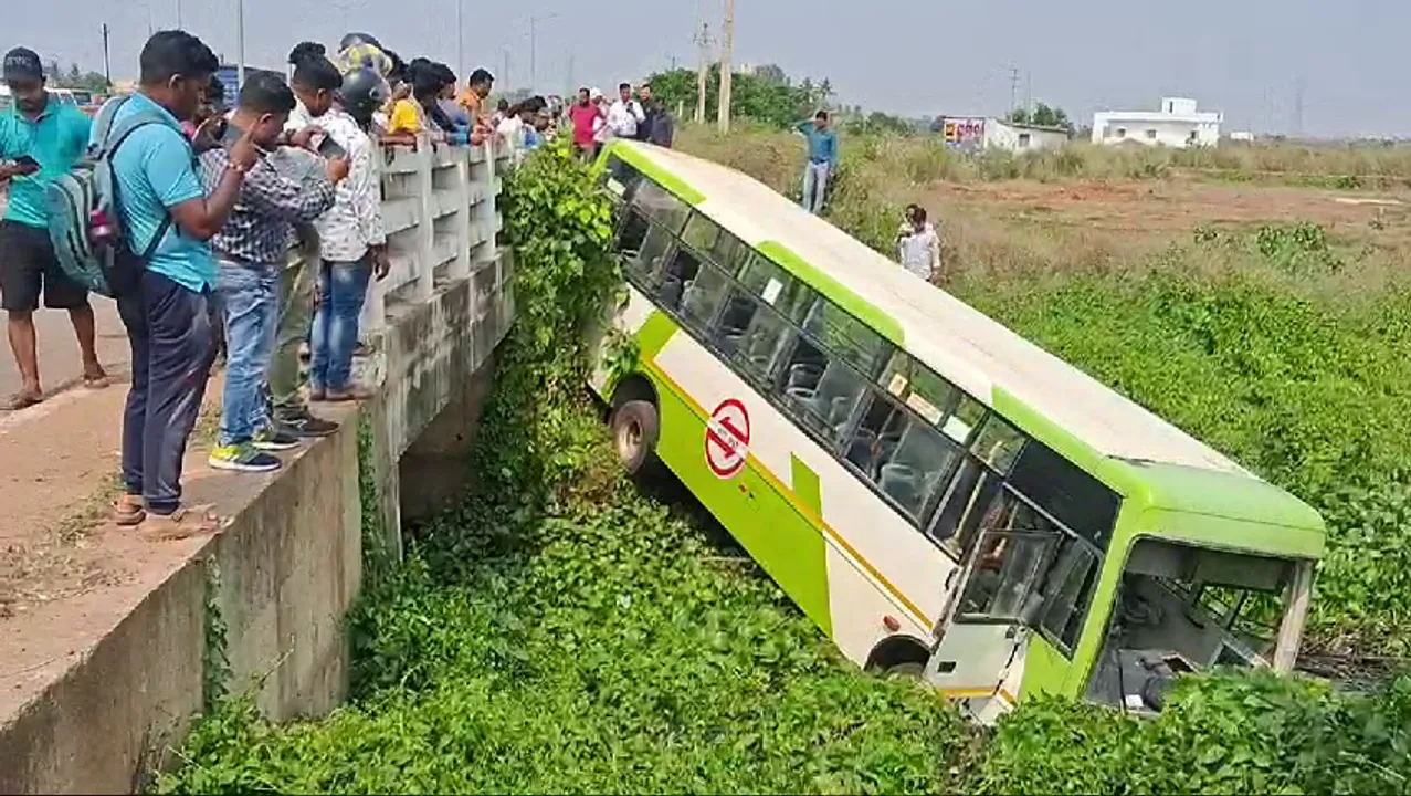  Mo Bus falls into nullah in Bhubaneswar; several injured