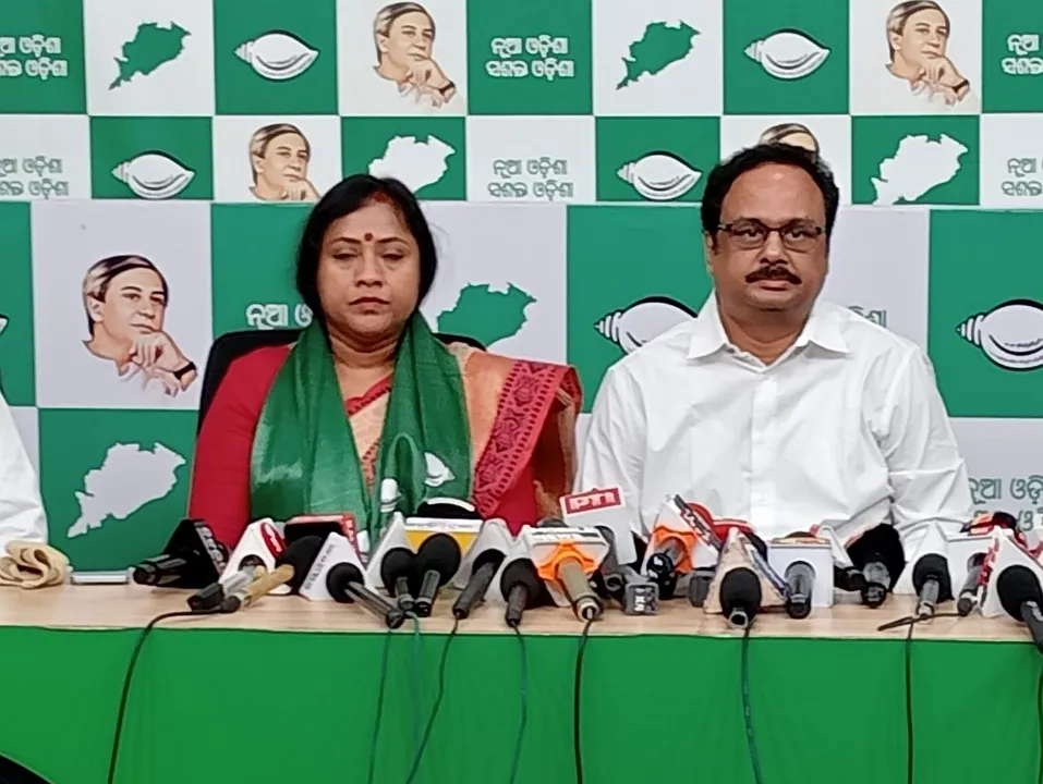  Odisha BJP Vice President Lekhasri Samantsinghar joins BJD
