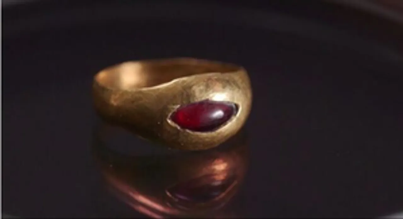  Archaeologists discover 2,300-yr-old gold ring in Jerusalem