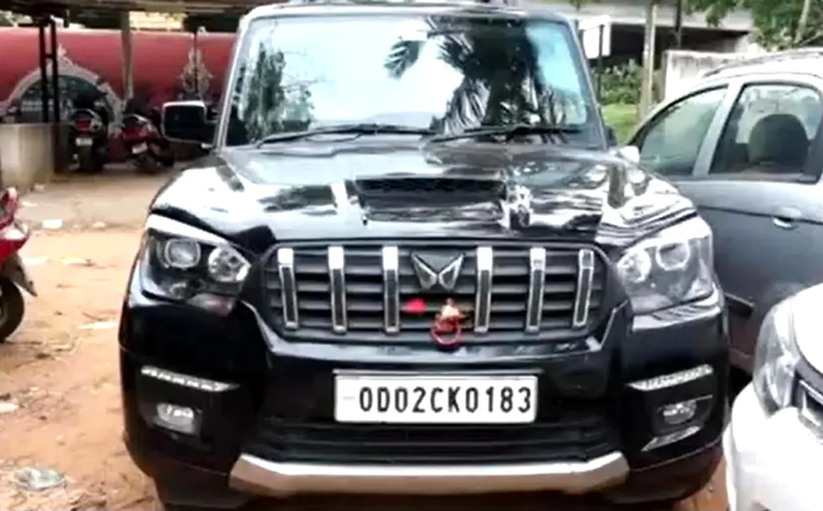 Bombs hurled at SUV over alleged past enmity in Odisha Capital; probe initiated