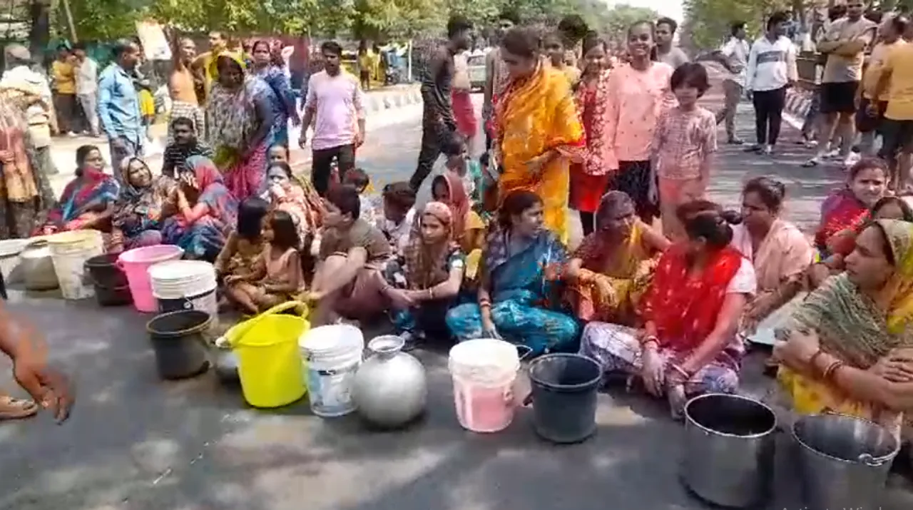  Slum dwellers in Odisha capital stage road blockade to protest against acute water crisis