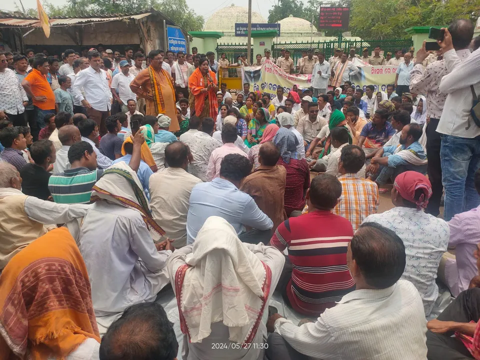  BJP workers gherao Khordha sub-collector office 