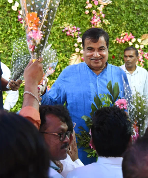  Gadkari, Sule leading; Pankaja Munde, Bharati Pawar trailing