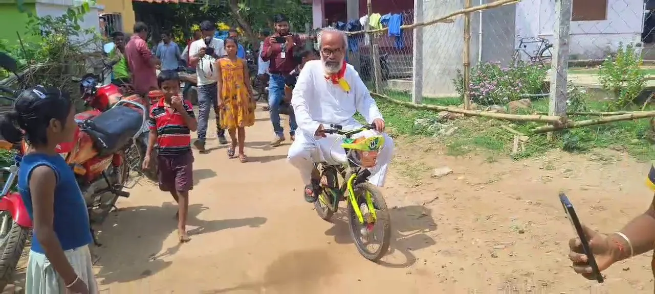  Odisha MP Pratap Sarangi rides cycle to polling booth to cast vote