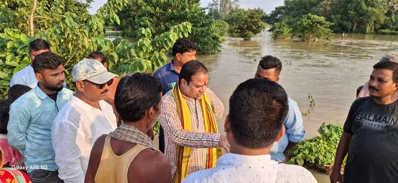  ବନ୍ୟାଞ୍ଚଳ ବୁଲି ପୀଡ଼ିତଙ୍କ ଦୁଃଖ ବୁଝିଲେ ବିଧାୟକ
