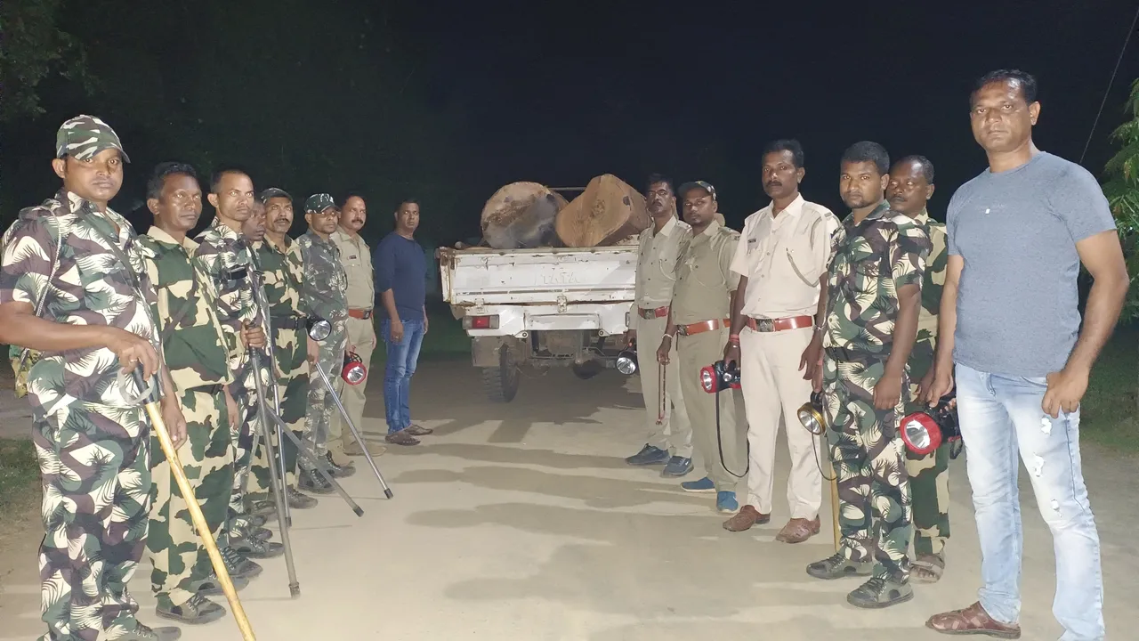  କାଠଗଣ୍ଡି ସହ ପିକ୍‌ଅପ୍‌ ଭ୍ୟାନ୍‌ ଜବତ