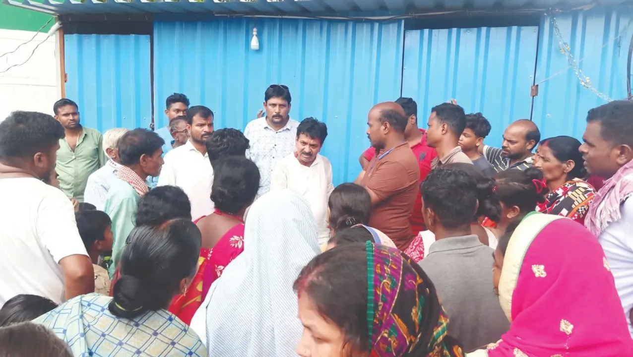  ଝାରସୁଗୁଡା-ବନ୍ଧମୁଣ୍ଡା ତୃତୀୟ ରେଳଲାଇନ୍‌ ଜବରଦଖଲ ଉଚ୍ଛେଦ: ଅଧିକାରୀ-ବସ୍ତିବାସିନ୍ଦା ମୁହାଁମୁହିଁ