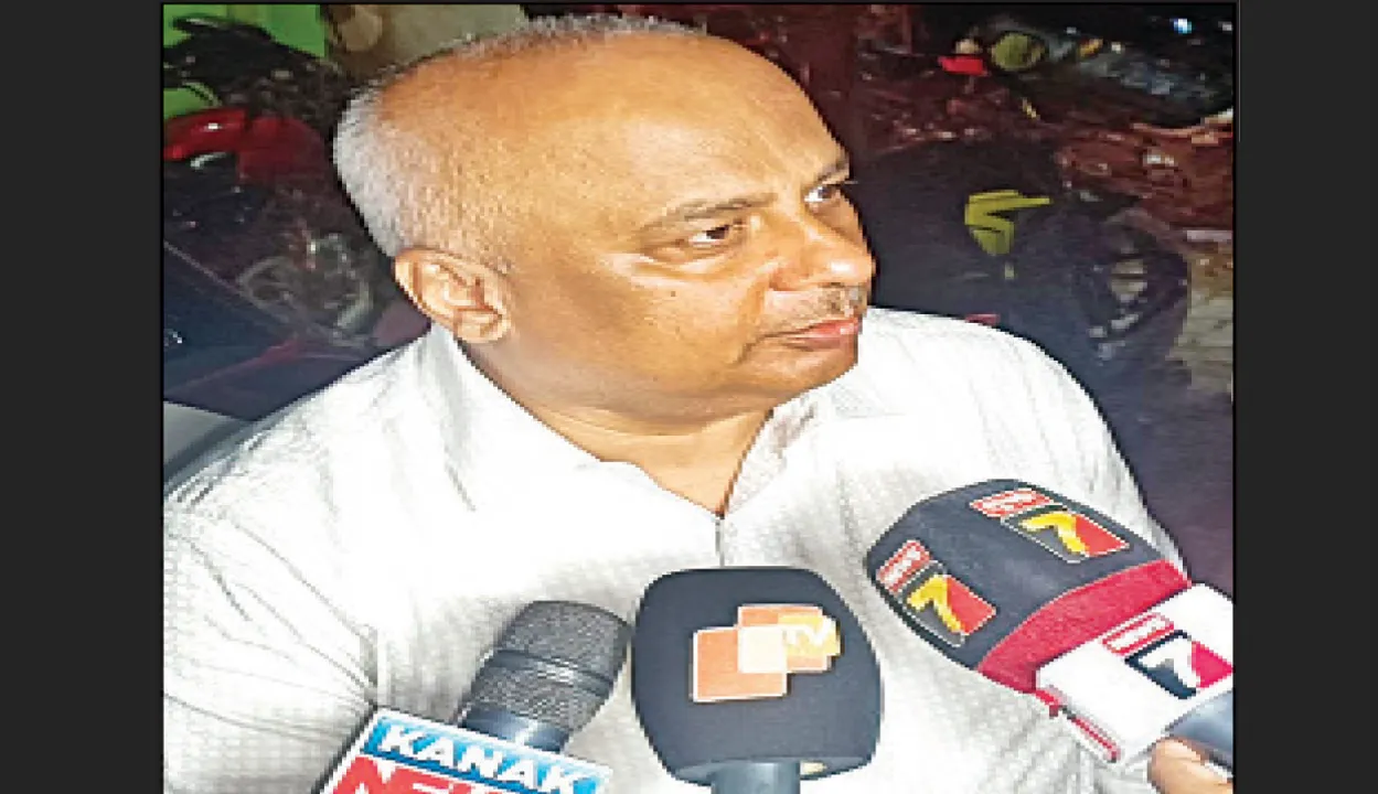  ପୁଣି ମାତିଲେ ରୋଡ୍‌ ରୋମିଓ: କୋଷ୍ଟଗାର୍ଡ ଡିଆଇଜି ଓ ପତ୍ନୀଙ୍କୁ ରାସ୍ତାରେ ଅସଦାଚରଣ