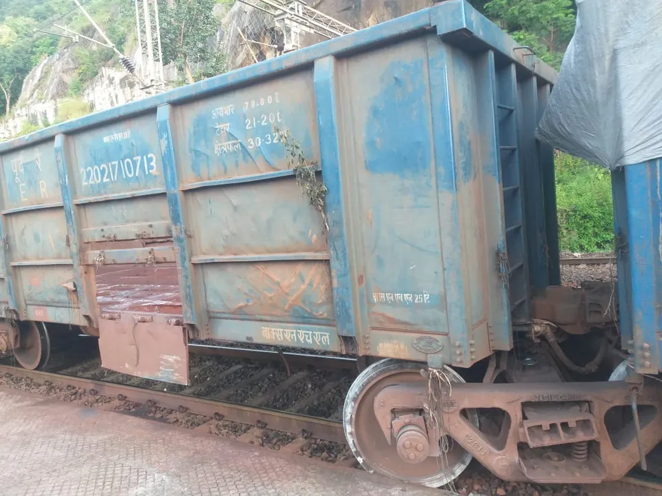  ମାଲ ବୋଝେଇ ଟ୍ରେନ ଲାଇନଚ୍ୟୁତ: ରେଳଚଳାଚଳ ବନ୍ଦ