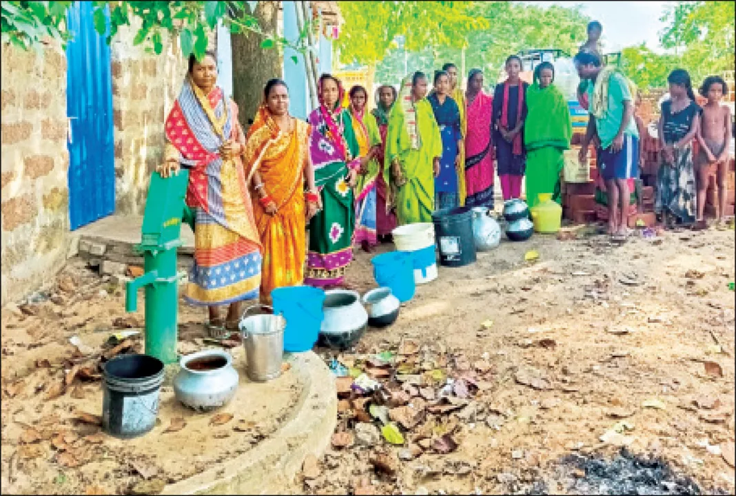  ଭୁବନପୁରରେ ମିଳୁନି ପାଇପ୍‌ ଜଳ: ପାଣି ପାଇଁ ଗାଁ ଦାଣ୍ଡରେ ଧାଡ଼ି