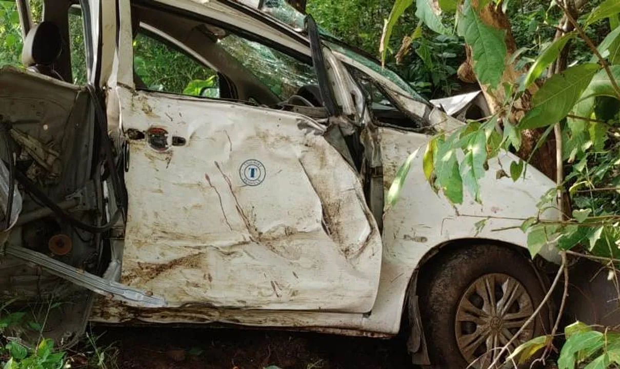  ଗଛକୁ ପିଟିଲା କାର୍:  ଗୋଟିଏ ପରିବାରର ଜଣେ ମୃତ, ତିନି ଗୁରୁତର.
