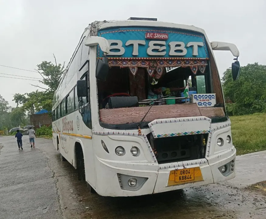  ଉପୁଡ଼ି ପଡ଼ିଥିବା ଗଛକୁ ଧକ୍କାଦେଲା ବସ୍: ଚାଳକ ଆହତ