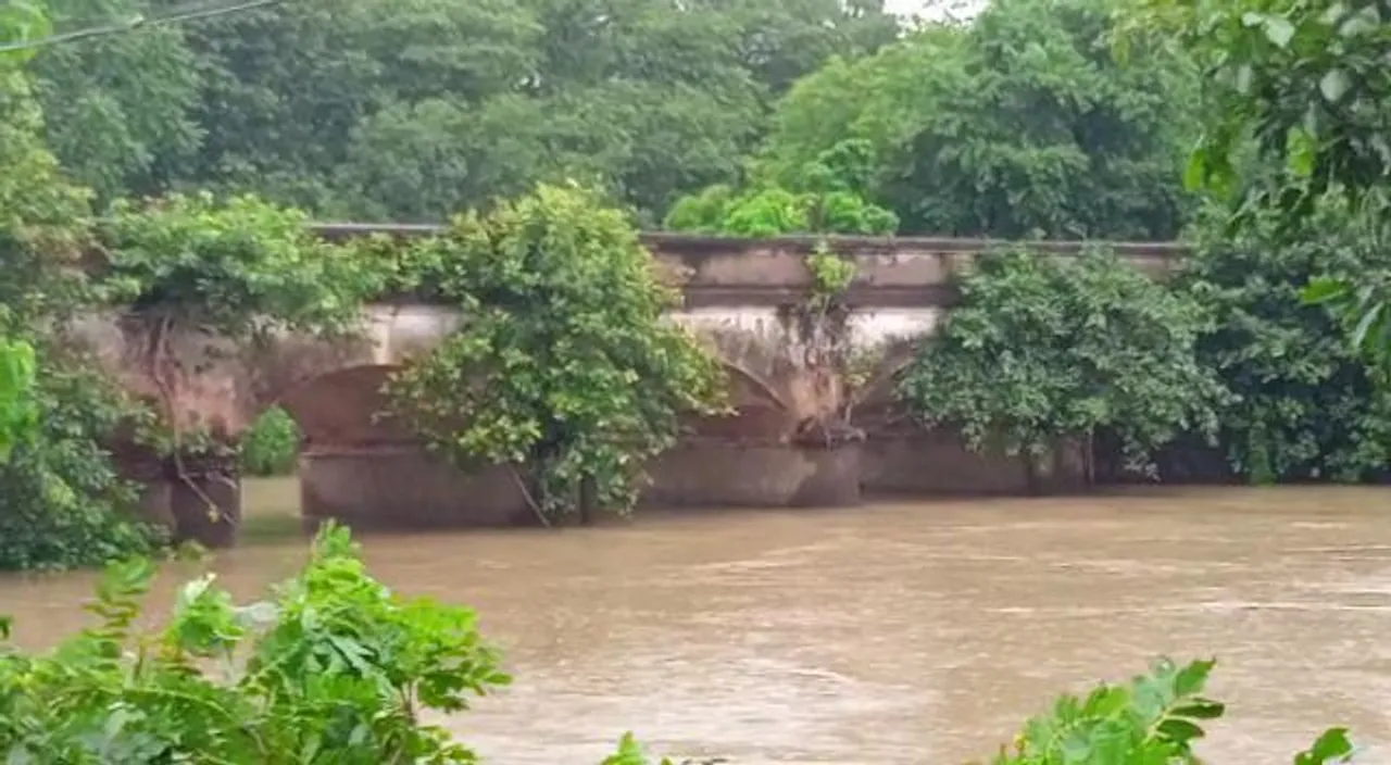  ଫୁଲୁଛି କାଂଶବାଂଶ : ବାତ୍ୟା ପ୍ରଭାବରେ ରାସ୍ତା ଘାଟ ବନ୍ଦ, ନଈକୂଳିଆ ଲୋକେ ଛାନିଆ