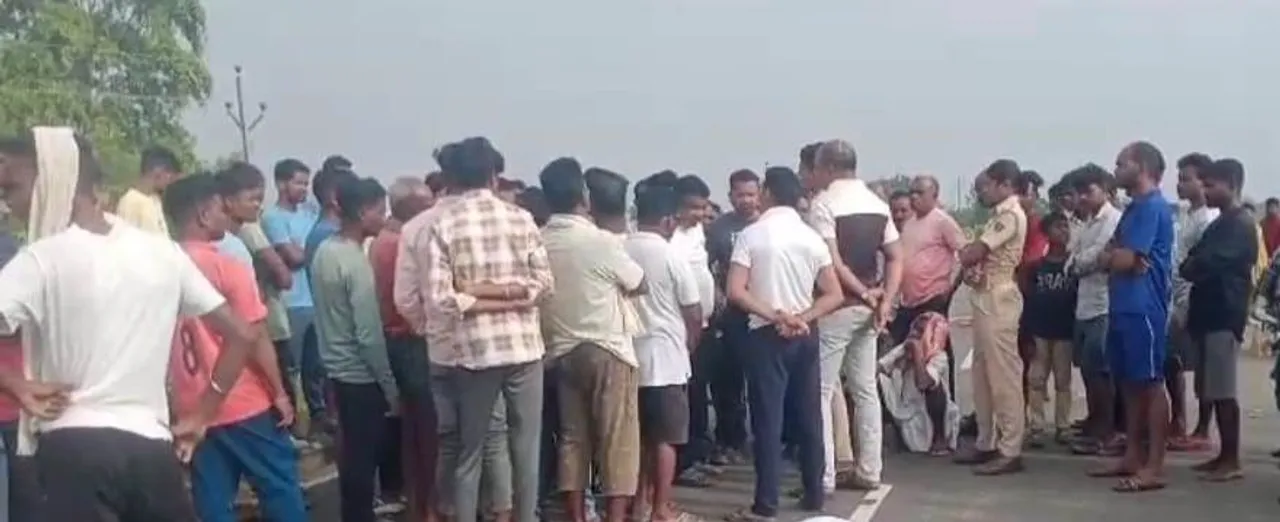  ଧର୍ମଗଡ଼: ଦୁର୍ଘଟଣାରେ ଯୁବକର ମୃତ୍ୟୁକୁ ନେଇ ରାସ୍ତା ଅବରୋଧ