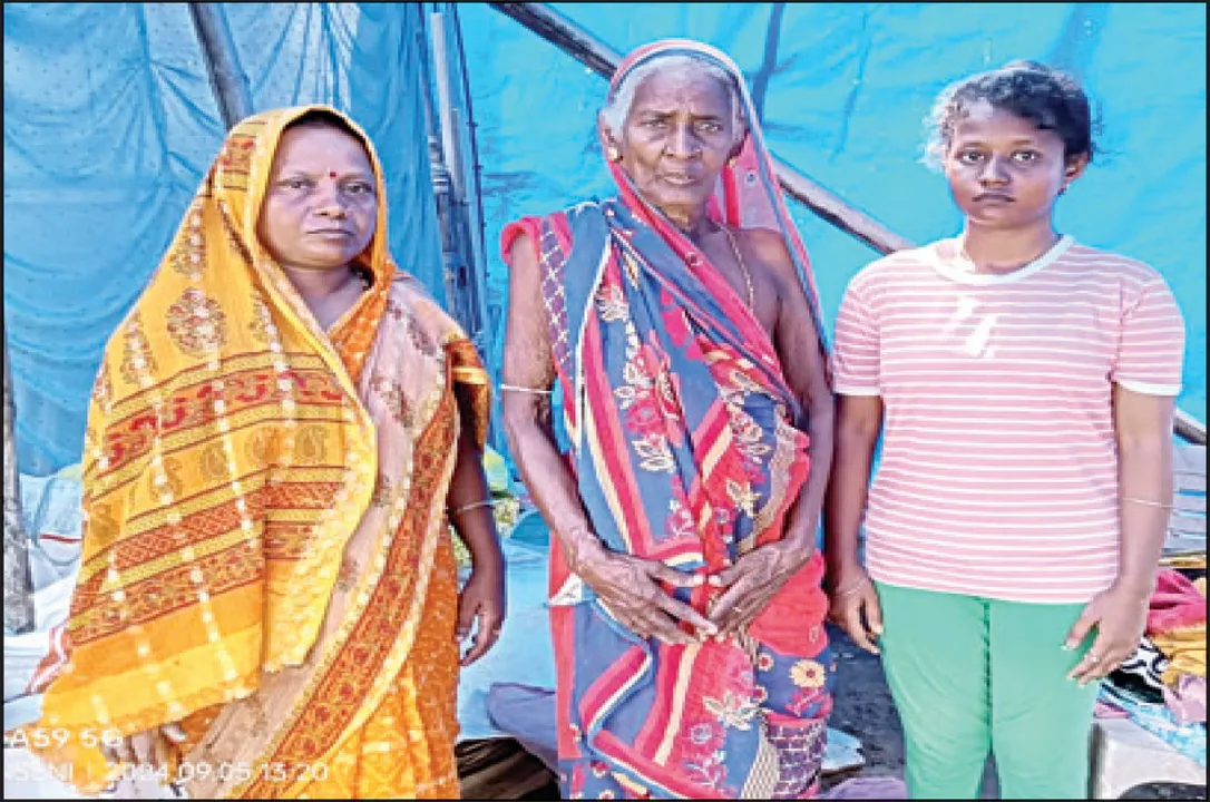  ବାତ୍ୟା ପରେ ବାତ୍ୟା ଯାଉଛି: ସୁଲୋଚନାଙ୍କ ମୁଣ୍ଡ ଉପରୁ ହଟୁନି ଜରିପାଲ