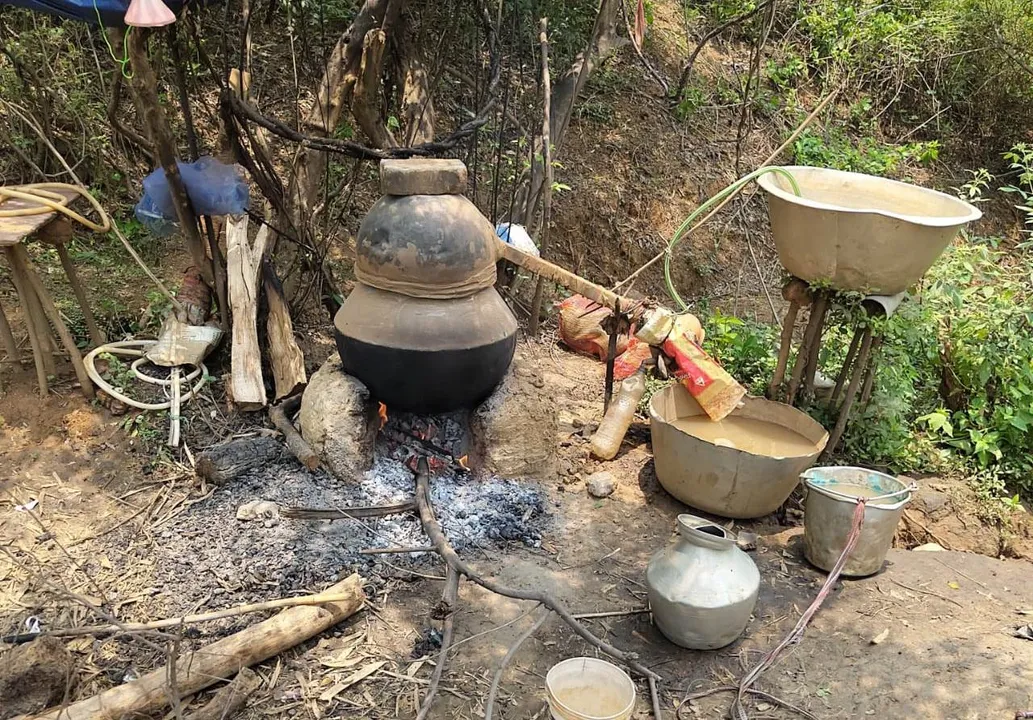  ୪୨୧ ଲିଟରଦେଶୀ ମଦ, ୯୨୧୦ କେଜି ମହୁଲପୋଚ ଜବତ