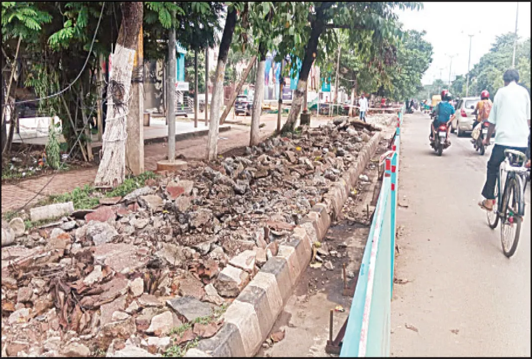  ବିଭାଗ ମଧ୍ୟରେ ସମନ୍ବୟ ଅଭାବ: ମେଟ୍ରୋ ପ୍ରକଳ୍ପ ପାଇଁ ଫୁଟ୍‌ପାଥ୍‌ ତାଡ଼ିଦେଲେ