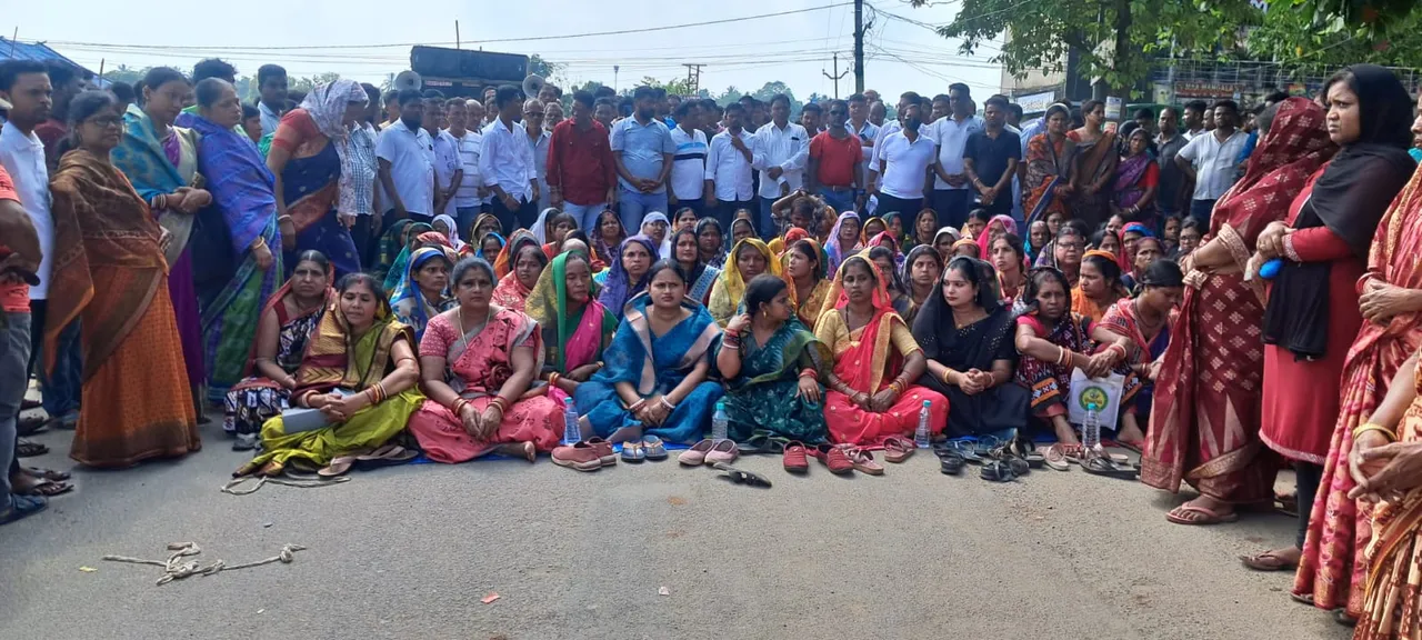  କାଳୀପୂଜା ପୂର୍ବରୁ ରାଜନୈତିକ ଅଶାନ୍ତି: ବାଣିଜ୍ୟ ମେଳାକୁ ନେଇ ରାସ୍ତାରୋକ