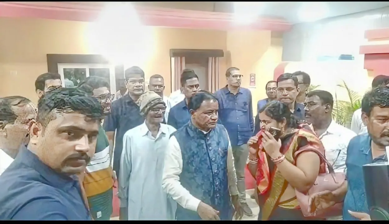  କେନ୍ଦୁଝରରେ ଅଭିଯୋଗ ଶୁଣାଣି ପ୍ରକୋଷ୍ଠରେ ସାଧାରଣ ଲୋକଙ୍କ ଅଭିଯୋଗ ଓ ମତାମତ ଗ୍ରହଣ କରୁଛନ୍ତି ମୁଖ୍ୟମନ୍ତ୍ରୀ ମୋହନ ଚରଣ ମାଝୀ।