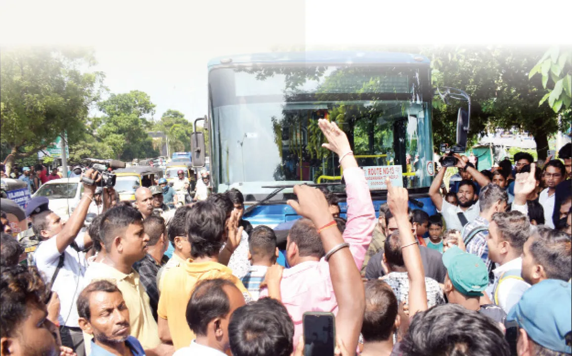  ଯୁବତୀଙ୍କୁ ଅକର୍ମଣ୍ୟ କଲା ‘ମୋ ବସ୍‌’: ଜାତୀୟ ରାଜପଥ ଭାବି ଚଳାଉଛନ୍ତି