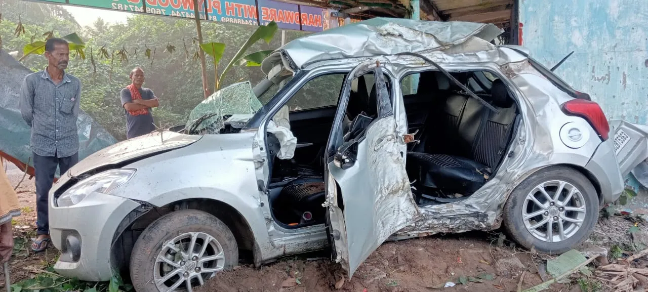  ଆମ୍ବଗଛକୁ ଧକ୍କା ଦେଲା ଦ୍ରୁତଗାମୀ କାର୍: ୨ ମୃତ ଓ ଜଣେ ଗୁରୁତର